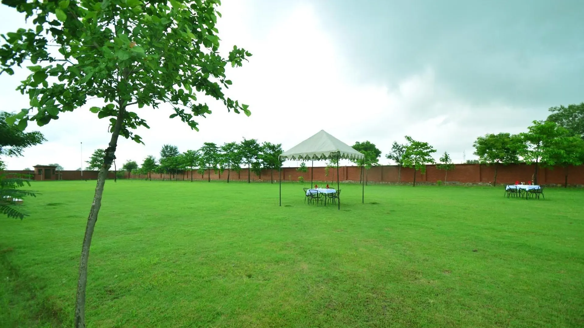Resort Aaram Baagh Agra Hotel
