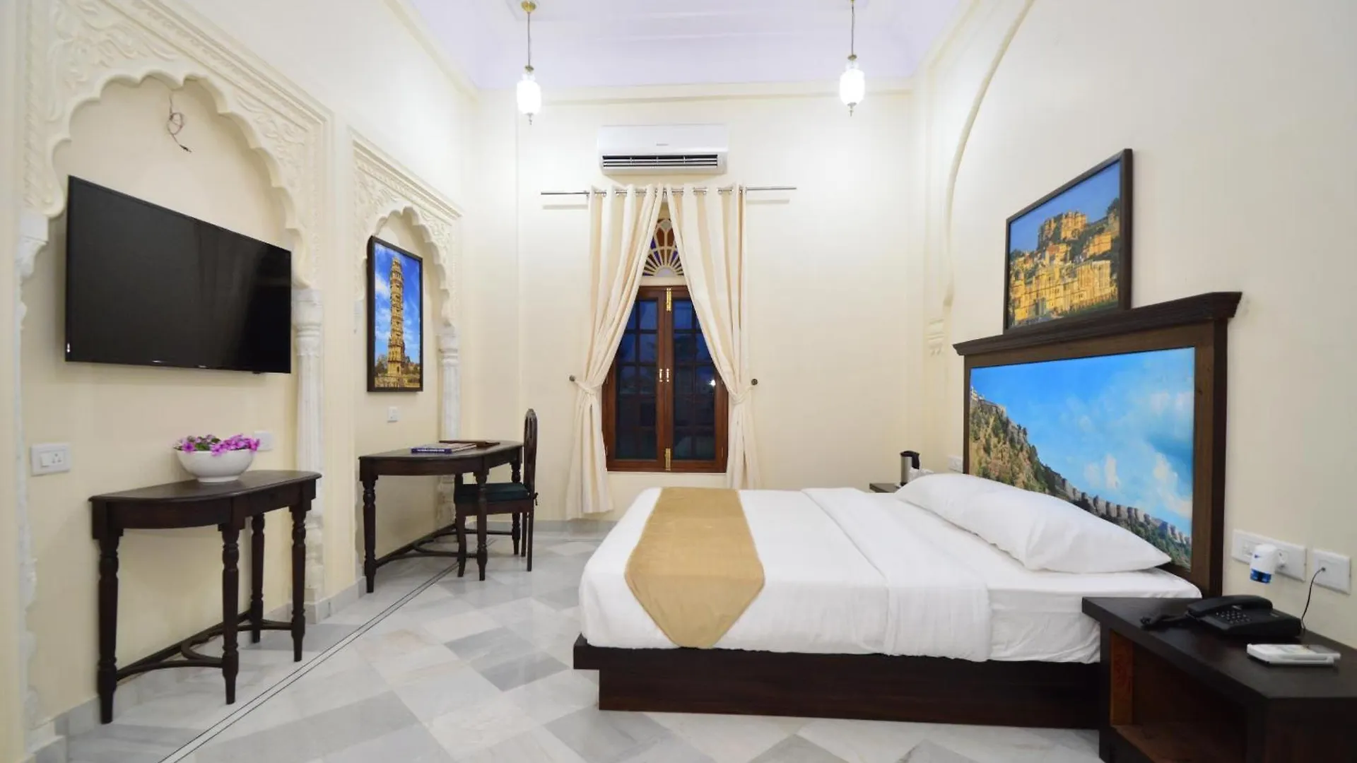 Aaram Baagh Agra Hotel India