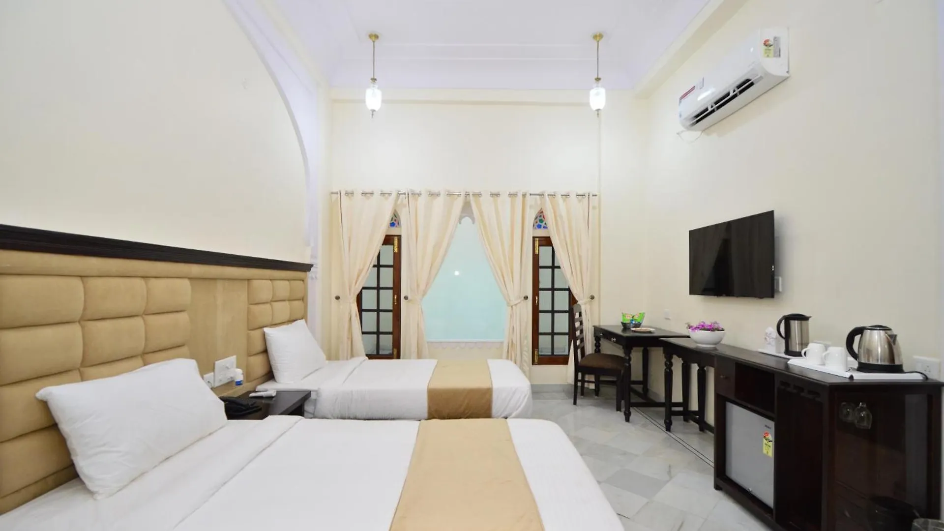 Resort Aaram Baagh Agra Hotel