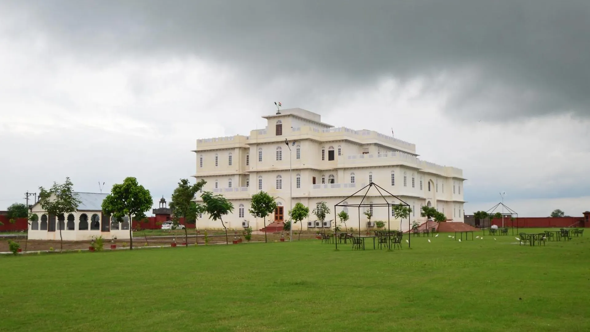 Aaram Baagh Agra Hotel India